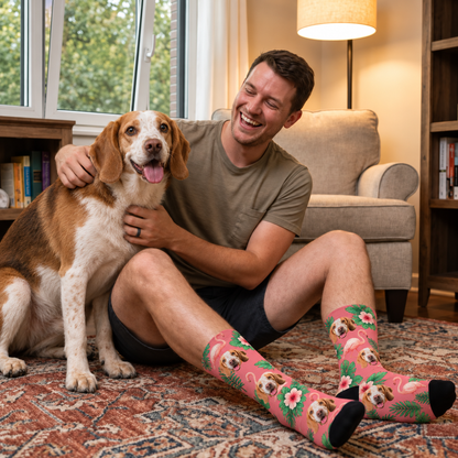 Calcetines personalizados con diseño de ave del paraíso en rosa, en un hombre con un perro.