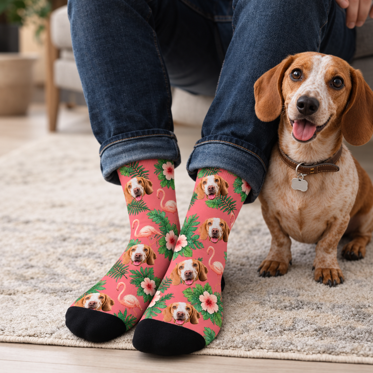 Calcetines personalizados con motivo de perro sobre fondo rosa y puntera negra, decorados con plantas y flamencos.