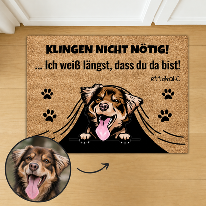 Felpudo de corcho personalizado con un perro sonriente y una frase en negro.