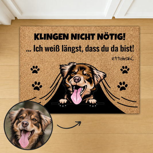 Felpudo de corcho personalizado con un perro sonriente y una frase en negro.