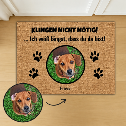 Felpudo personalizado con foto de un perro y el texto "KLINGEN NICHT NÖTIG!" en negro.