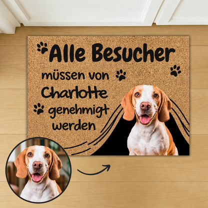 Felpudo personalizado con texto y foto de un perro, material marrón con diseño negro y beige.