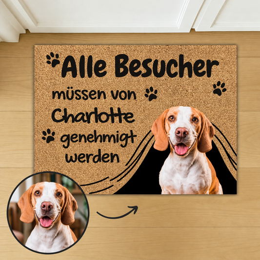 Felpudo personalizado con texto y foto de un perro, material marrón con diseño negro y beige.