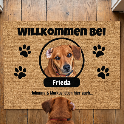 Felpudo de fibra de coco personalizado con foto de perro, placa con nombre y huellas.