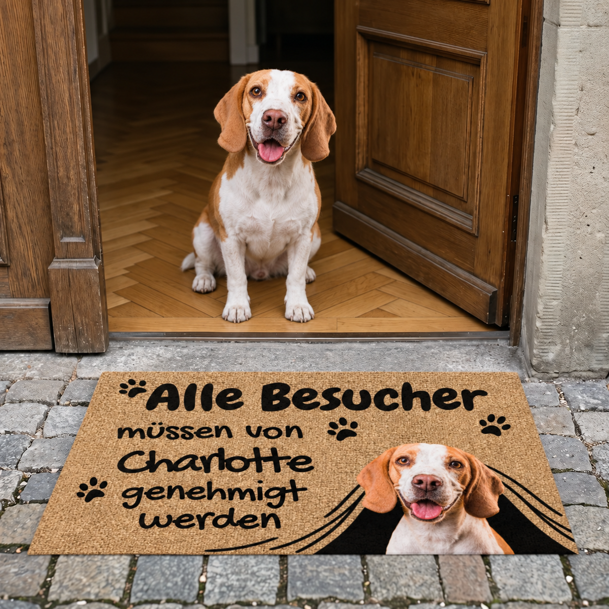 Felpudo personalizado con el texto "Alle Besucher müssen von Charlotte genehmigt werden", con un perro.