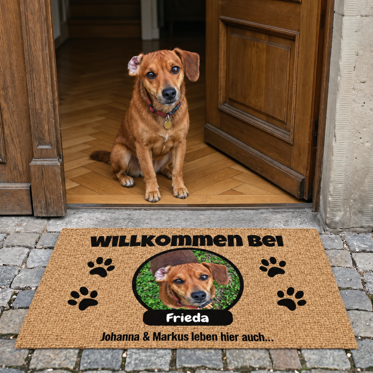 Felpudo beige personalizado con foto, placa con nombre y motivos de perros.