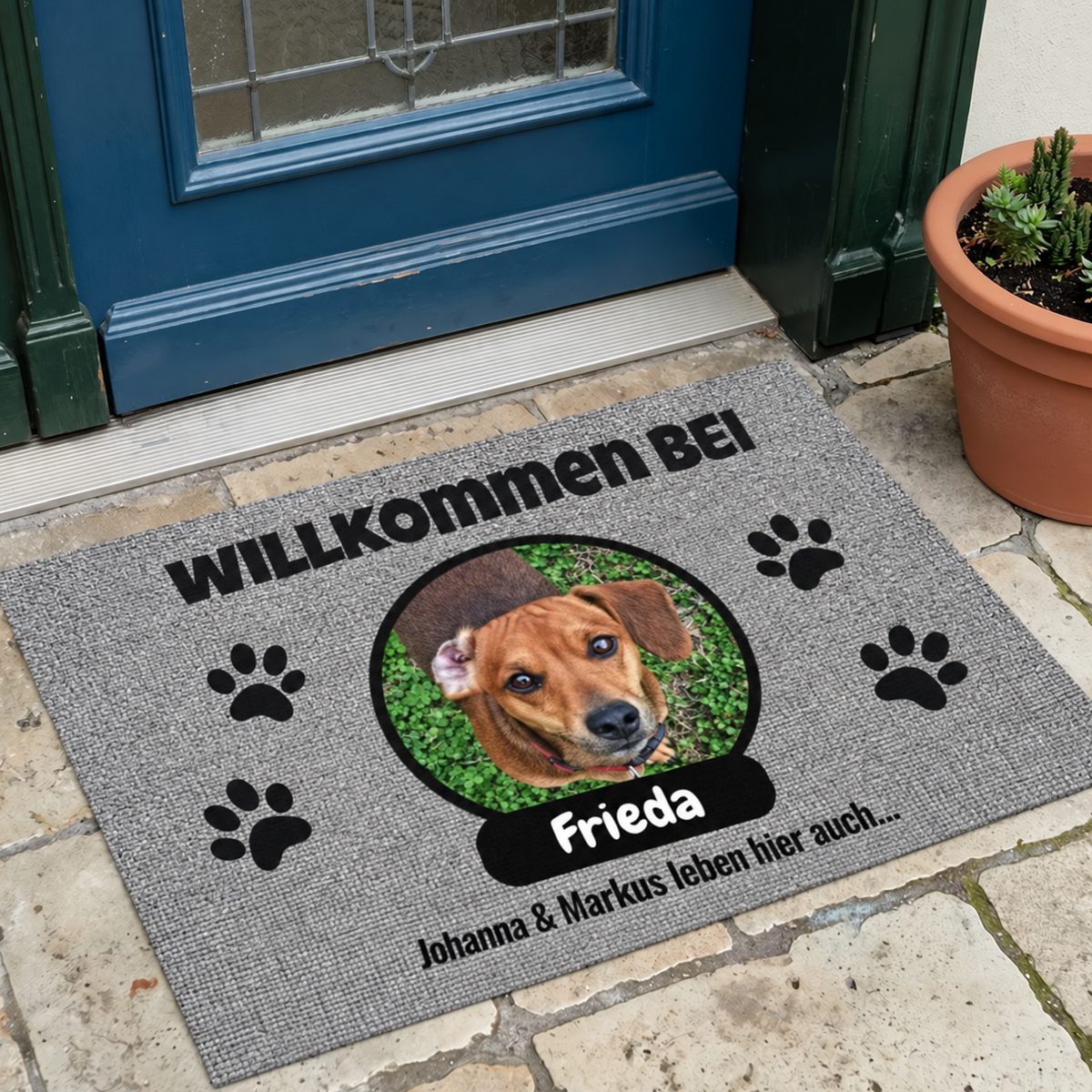 Felpudo gris personalizado con foto y placa con nombre, motivo de perro y huellas.