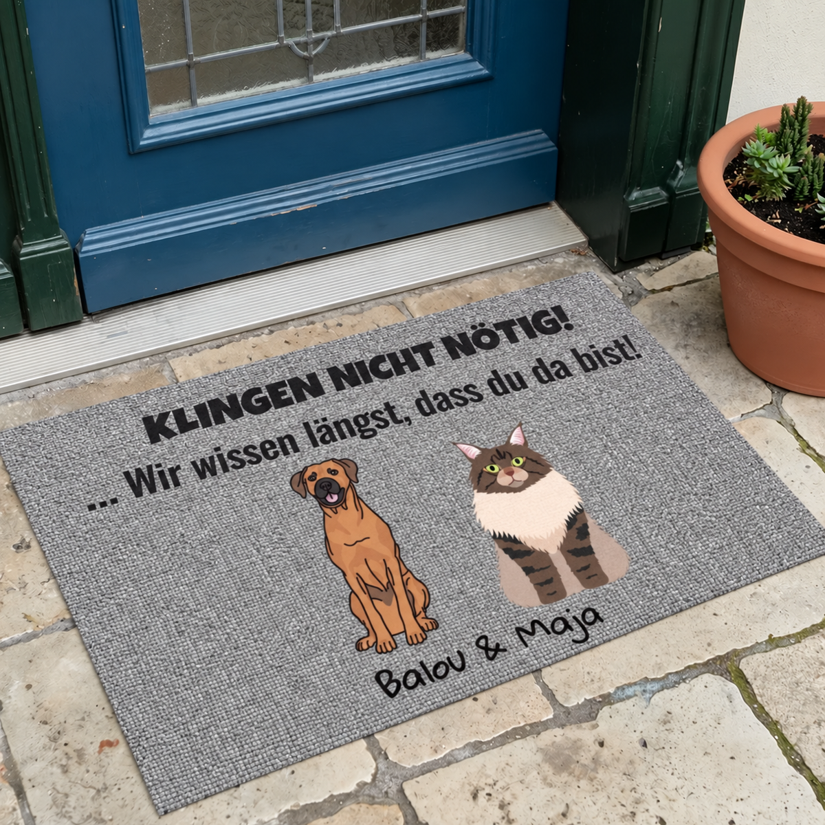 Felpudo personalizado con texto e ilustraciones de perro y gato. Gris con motivos de colores.