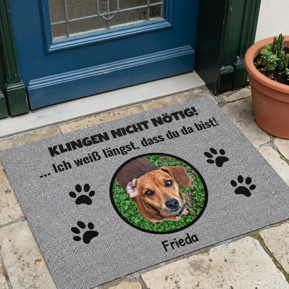 Felpudo gris rectangular personalizado con foto de perro, texto y huellas.