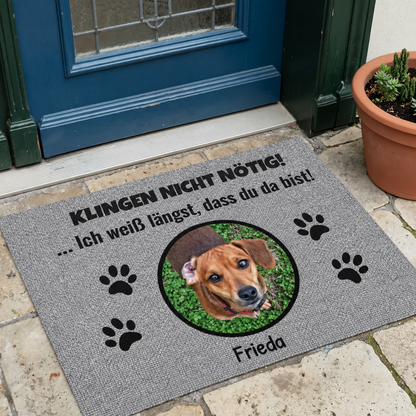 Felpudo gris rectangular personalizado con foto de perro, texto y huellas.