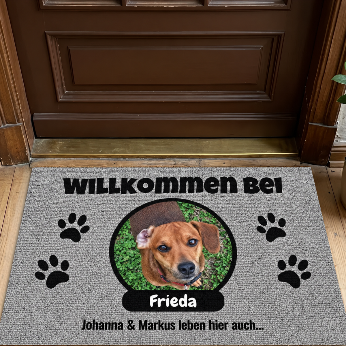 Felpudo gris personalizado con foto de un perro y placa con nombre en texto negro.