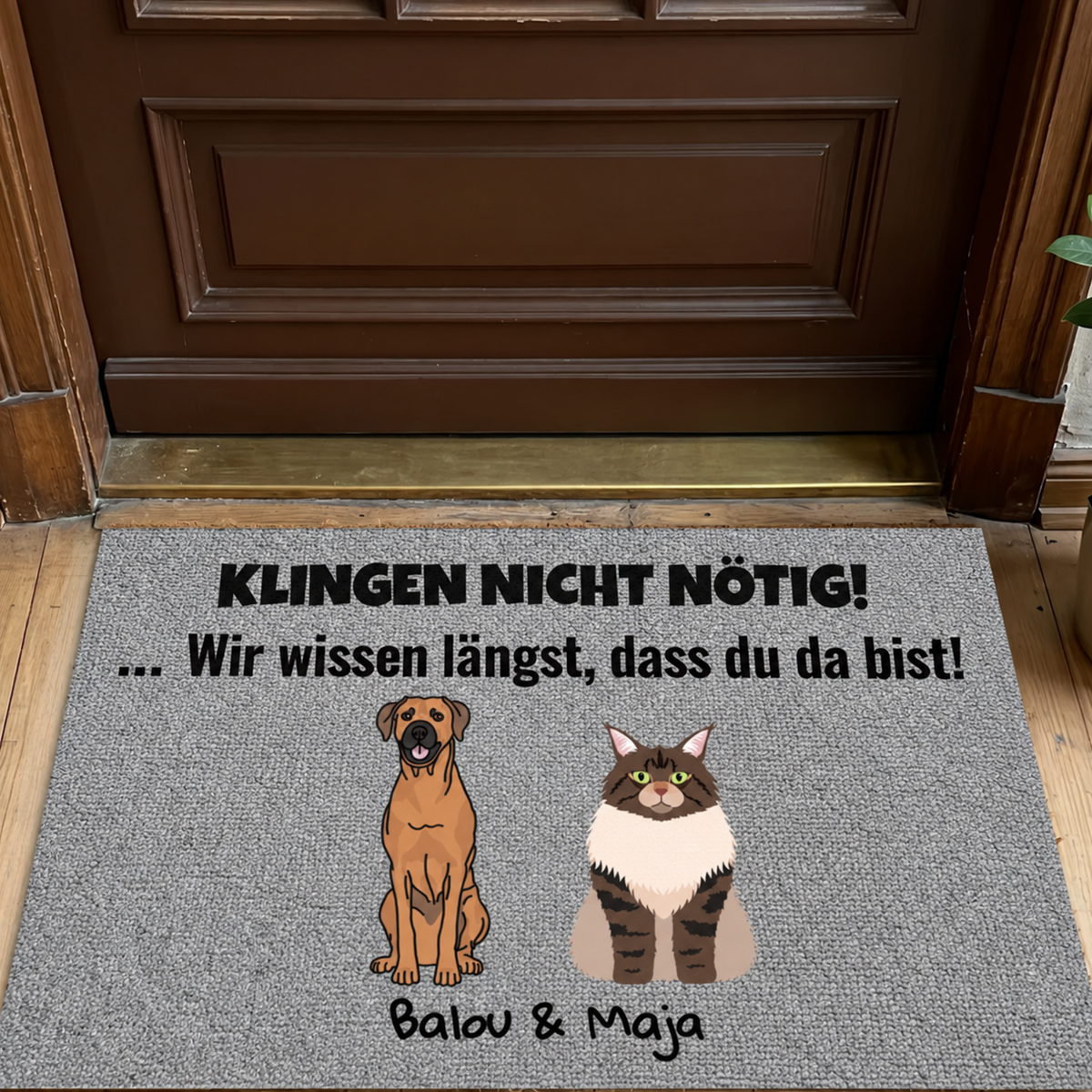 Felpudo personalizado con el texto "Klingen nicht nötig!" e ilustraciones de perro y gato.