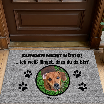 Felpudo personalizado de tela gris con foto de perro y texto divertido.