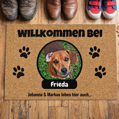 Felpudo de yute personalizado con foto de perro y nombre, marrón con texto negro y huellas.
