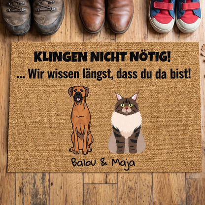 Felpudo personalizado con perro y gato, fondo marrón y texto negro.