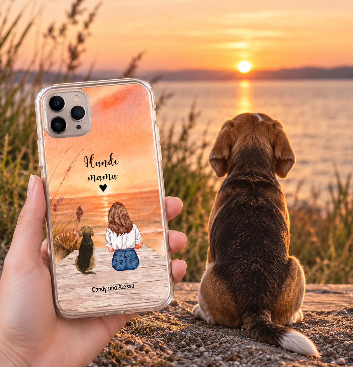 Funda de móvil transparente con ilustración de una persona y un perro en la playa al atardecer.
