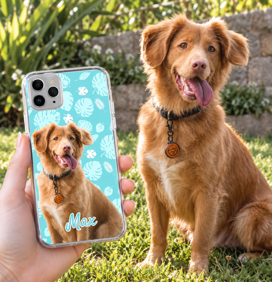 Funda de móvil transparente personalizada con foto de perro y diseño de plantas azul claro.