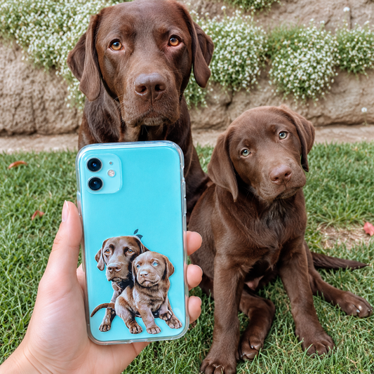 Funda de móvil transparente personalizada con retrato de perro, sostenida por una persona frente a dos labradores al aire libre.