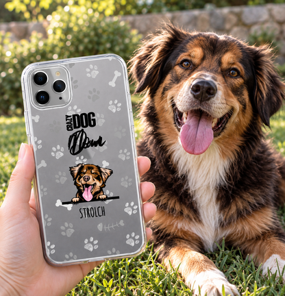Funda de móvil transparente personalizada con motivo de perro y huellas. Perro sonriente sentado en la hierba.