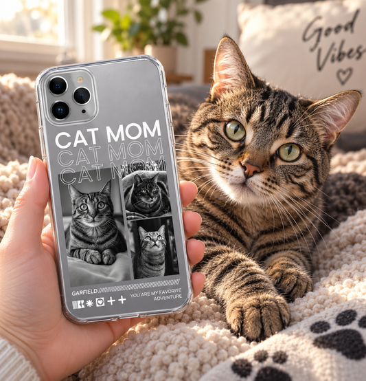 Funda de móvil con el texto "Cat Mom" y fotos de gatos, material transparente, en un ambiente acogedor.