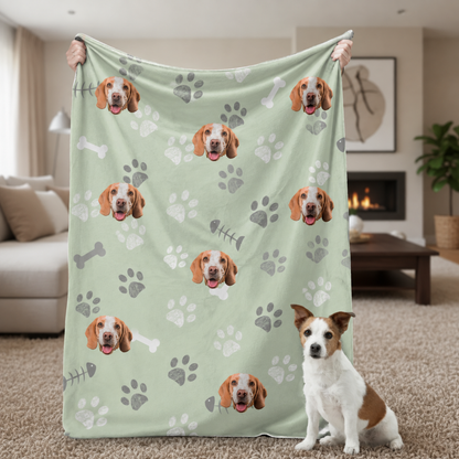 Manta para mascotas verde personalizada con motivos de perros, sostenida por una persona en el salón.