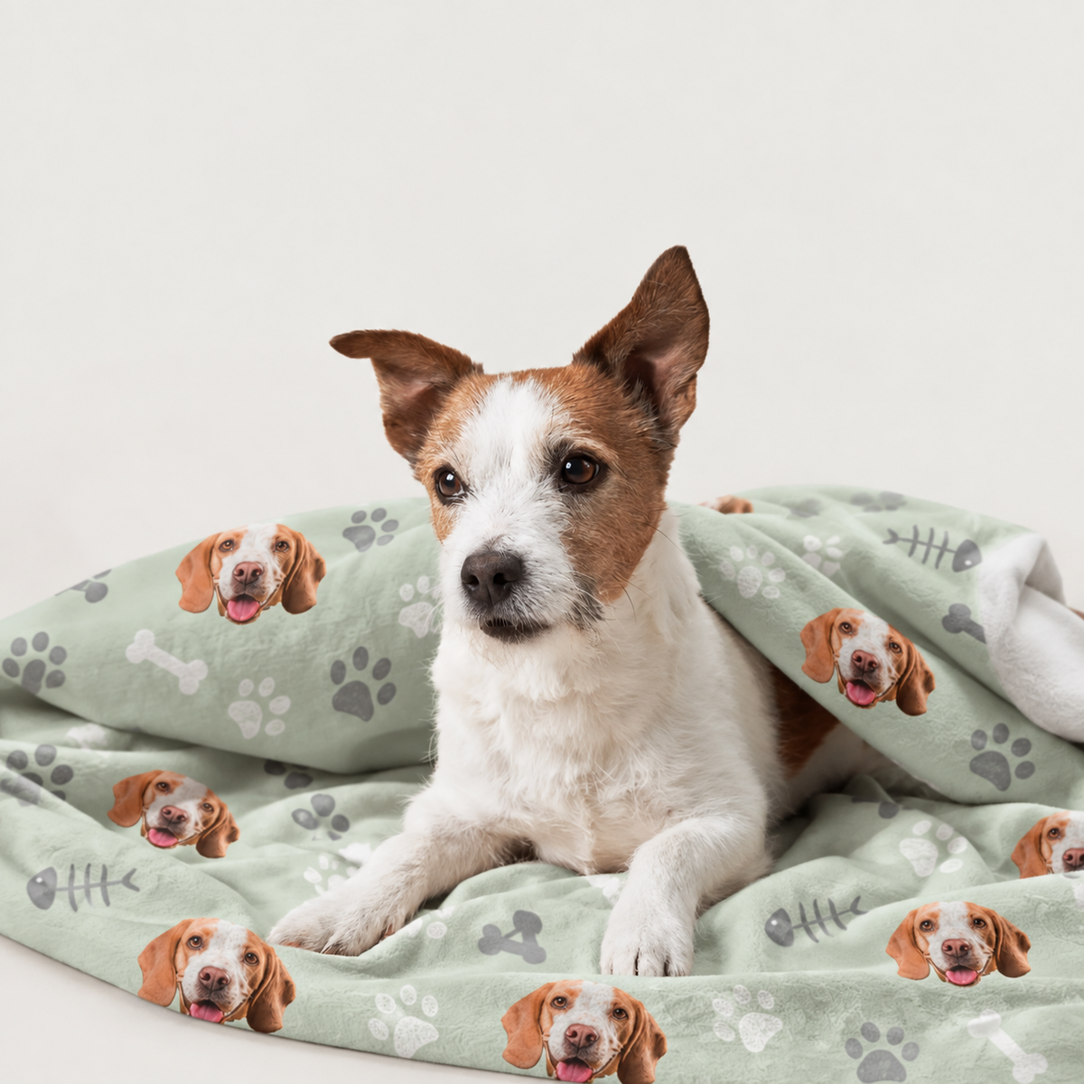 Manta para mascotas personalizada con fondo verde y motivos de perros impresos, envolviendo a un perro.