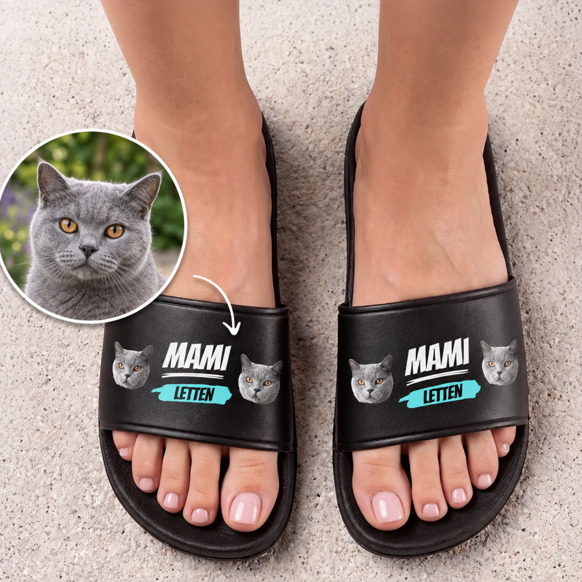 Chanclas negras con motivos de gatos y la inscripción "MAMI LETTEN".