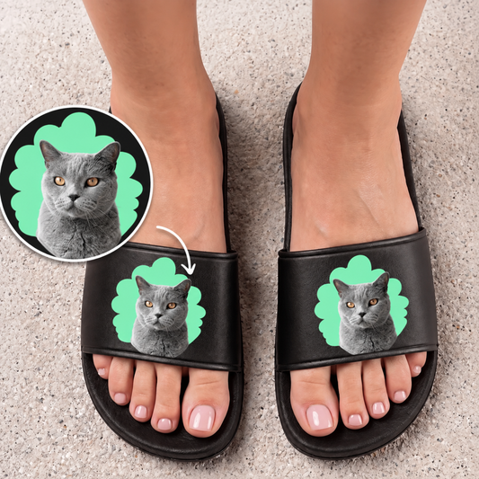 Chanclas negras con retrato de gato gris personalizado sobre fondo verde.
