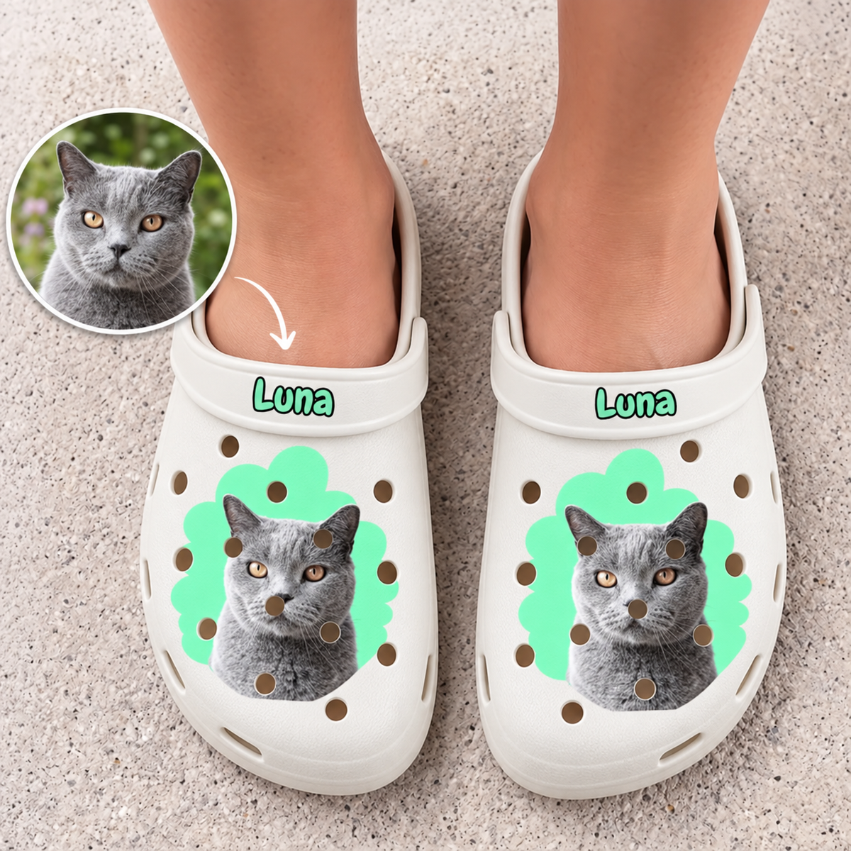Zuecos blancos personalizados con gato y nombre, detalles de diseño verdes y orificios de ventilación.