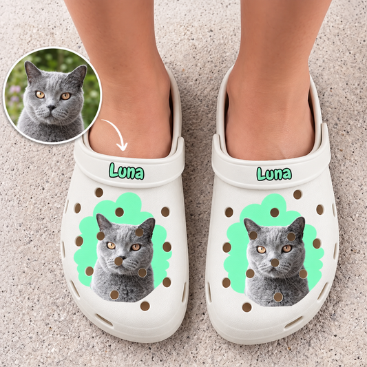 Zuecos blancos personalizados con gato y nombre, detalles de diseño verdes y orificios de ventilación.