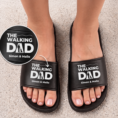 Chanclas negras con la impresión "THE WALKING DAD" y nombres personalizados.