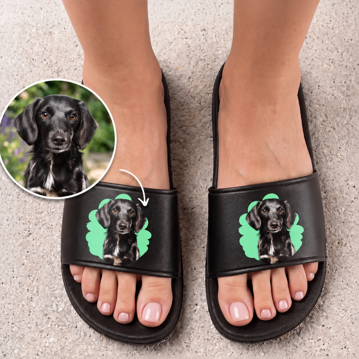 Chanclas negras con ilustración de perro personalizada en la parte superior.