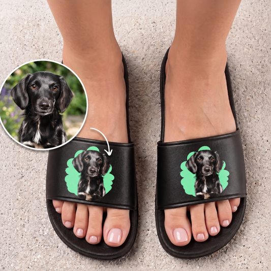 Chanclas negras con ilustración de perro personalizada en la parte superior.