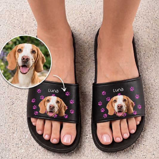 Chanclas negras personalizadas con motivo de perro y el nombre "Luna".