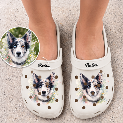 Zuecos color crema personalizados con estampado en acuarela de un perro y el nombre "Balou".