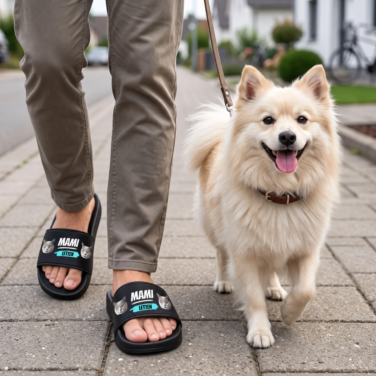 Chanclas negras con textos personalizados, llevadas por una persona que pasea a un perro.