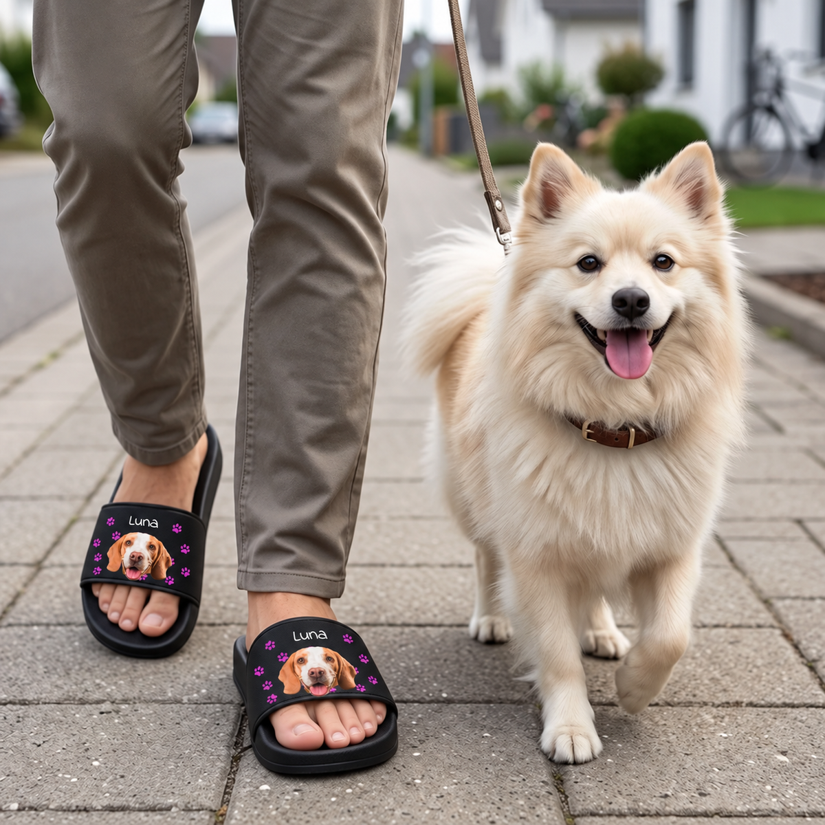 Chanclas negras personalizadas con imagen de perro y motivos florales. La persona pasea a su perro.