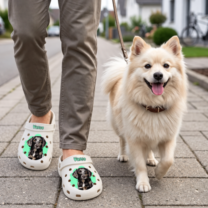 Zuecos beige personalizados con retrato de mascota, llevados por una persona en la calle junto a un perro.