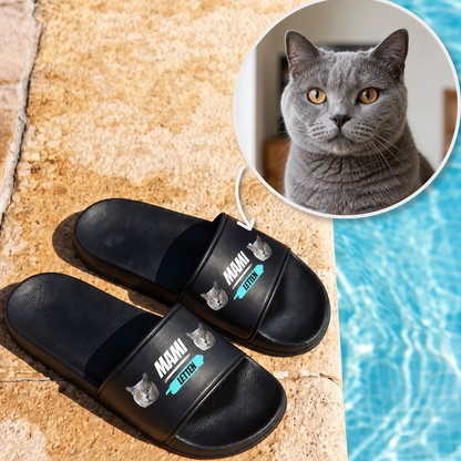 Chanclas negras personalizadas con motivos de gatos y la inscripción "MAMI LETTEN".