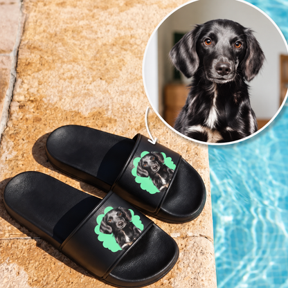Chanclas negras con retrato de mascota verde en la tira. Ideales para los amantes de los animales.