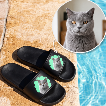 Chanclas negras con retrato de gato personalizado en la tira.