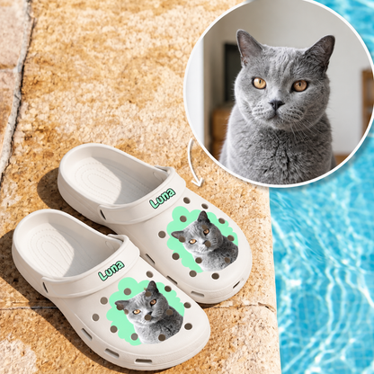 Zuecos blancos personalizados con retrato de gato gris y el nombre "Luna" en la parte superior.