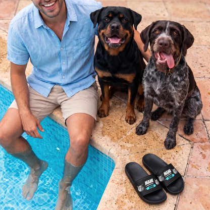 Chanclas negras personalizadas con estampado, junto a un hombre con dos perros al borde de la piscina.