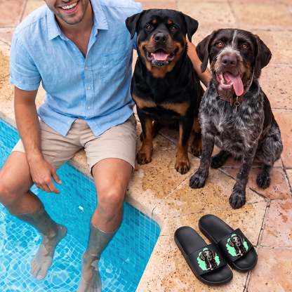 Chanclas negras personalizadas con retrato de mascota, junto a un hombre y dos perros en la piscina.