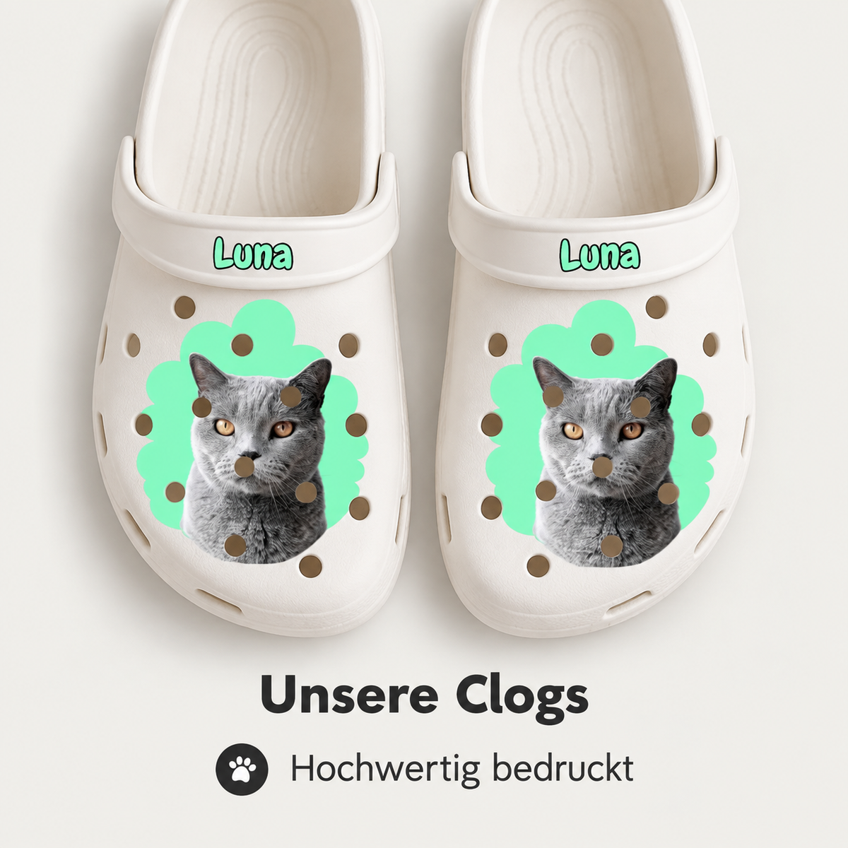 Zuecos blancos personalizados con retrato de gato y gráfico de fondo verde. Nombre "Luna" en la parte superior.