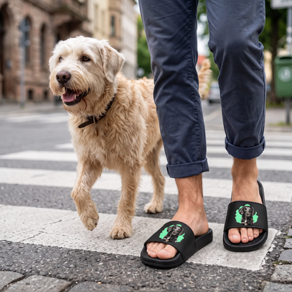 Chanclas negras personalizadas con retrato de mascota, llevadas por una persona en un paso de peatones, perro al lado.